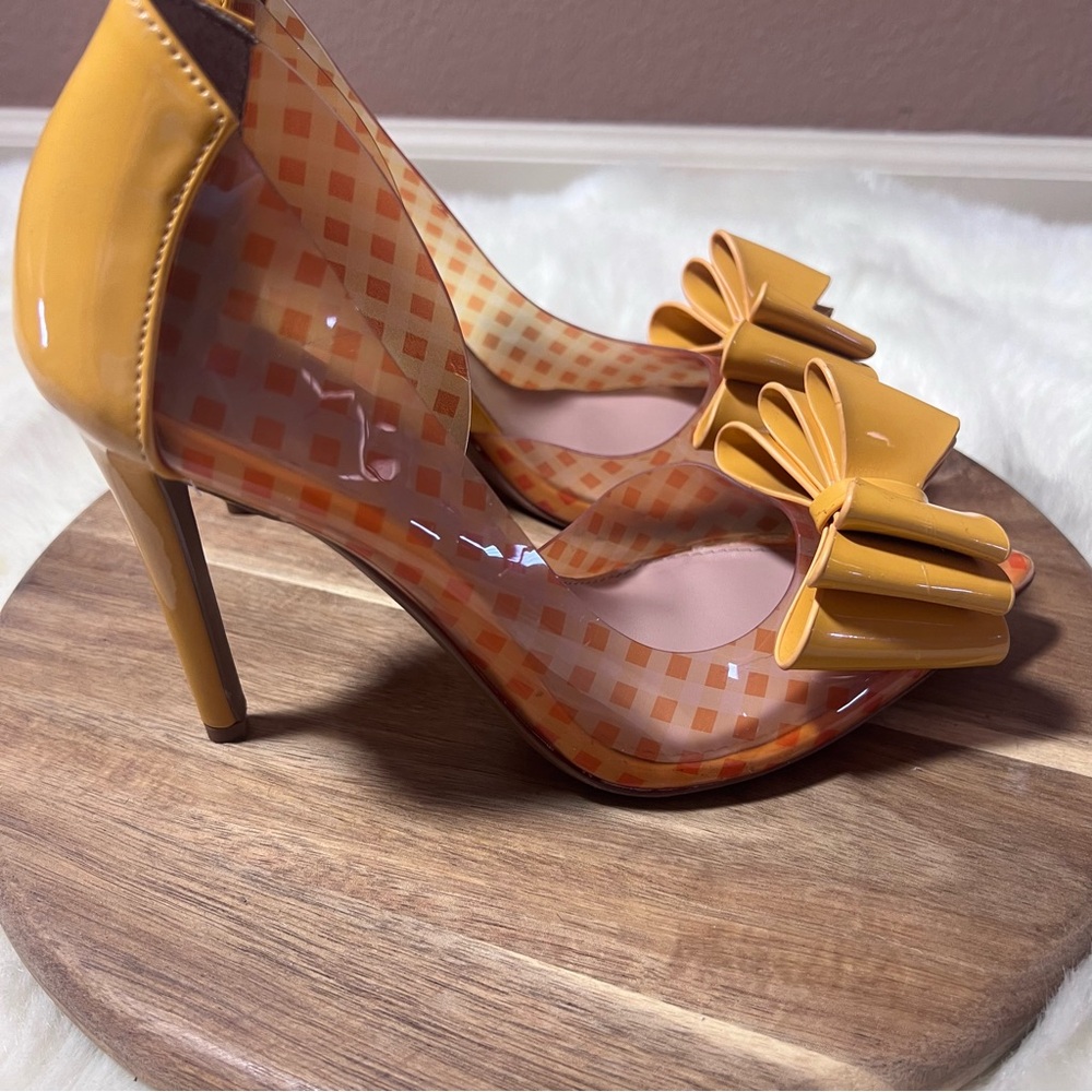 Betsey Johnson Kaison Yellow and Orange Bow Heels Size 6 - Picture 3 of 14